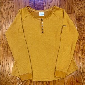 Columbia Women’s Henley Size Medium